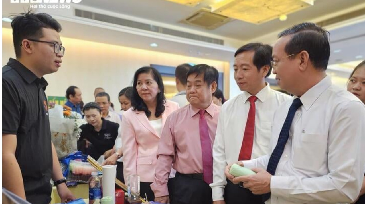Từ vỏ cam sành bỏ đi, chàng trai làm túi sinh học xuất khẩu